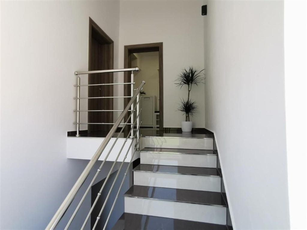 apartmanova-vila-s-bazenem-250-m-od-more-brodarica-chorvatsko
