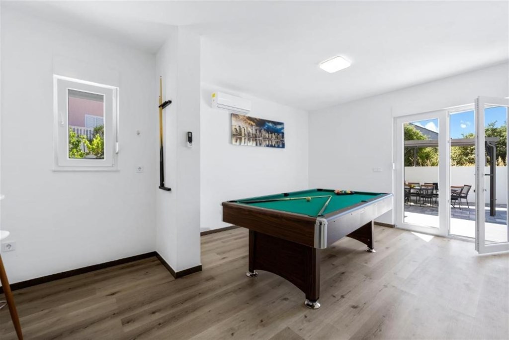 apartmanova-vila-s-bazenem-250-m-od-more-brodarica-chorvatsko