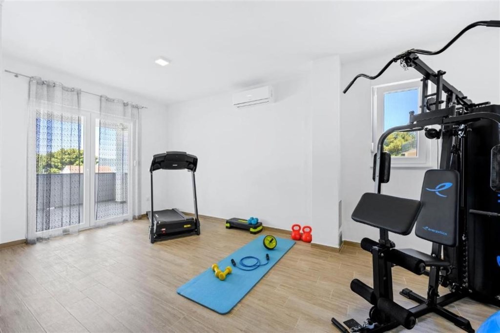 apartmanova-vila-s-bazenem-250-m-od-more-brodarica-chorvatsko