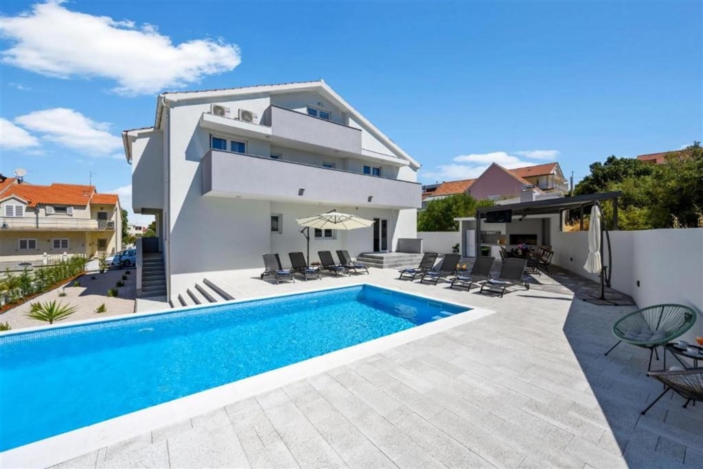 apartmanova-vila-s-bazenem-250-m-od-more-brodarica-chorvatsko