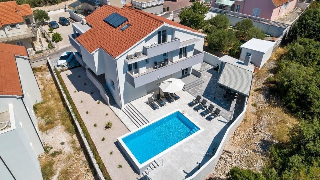 apartmanova-vila-s-bazenem-250-m-od-more-brodarica-chorvatsko