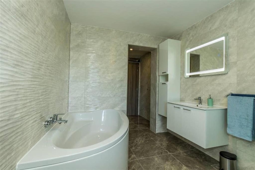 apartmanova-vila-s-bazenem-250-m-od-more-brodarica-chorvatsko