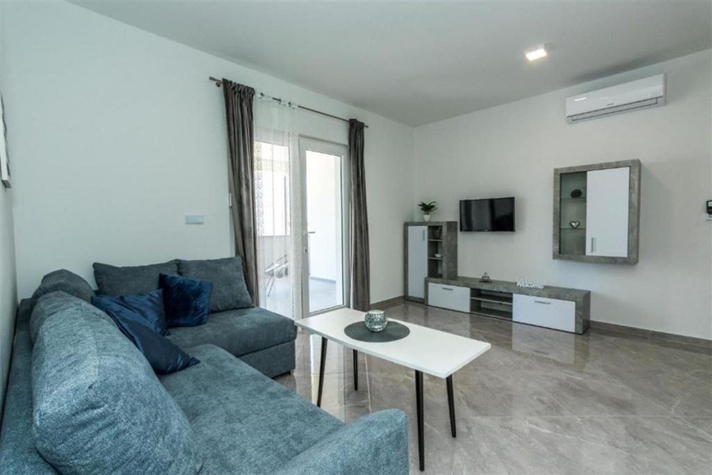 apartmanova-vila-s-bazenem-250-m-od-more-brodarica-chorvatsko