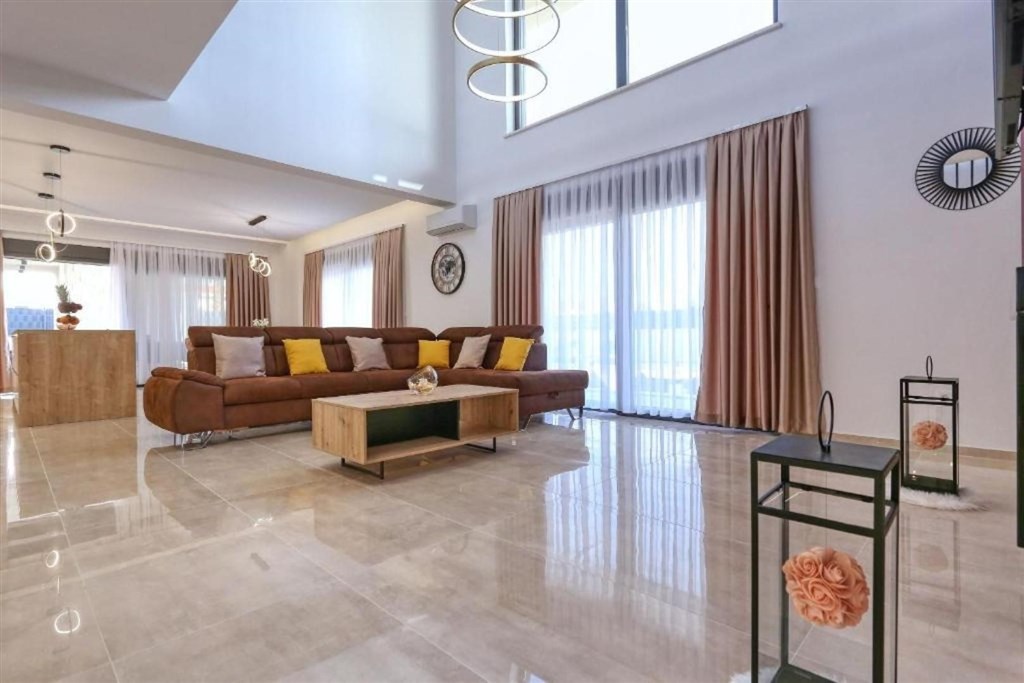 na-prodej-krasna-moderni-vila-s-bazenem-nin-chorvatsko