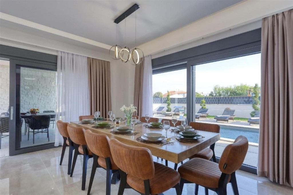 na-prodej-krasna-moderni-vila-s-bazenem-nin-chorvatsko