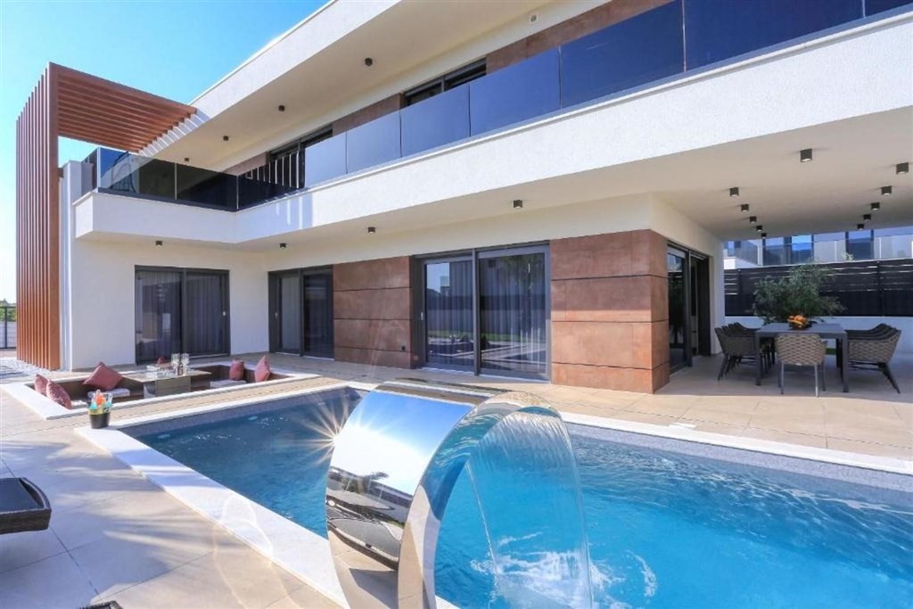 na-prodej-krasna-moderni-vila-s-bazenem-nin-chorvatsko