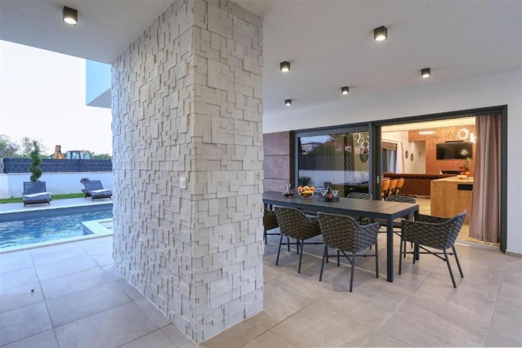 na-prodej-krasna-moderni-vila-s-bazenem-nin-chorvatsko