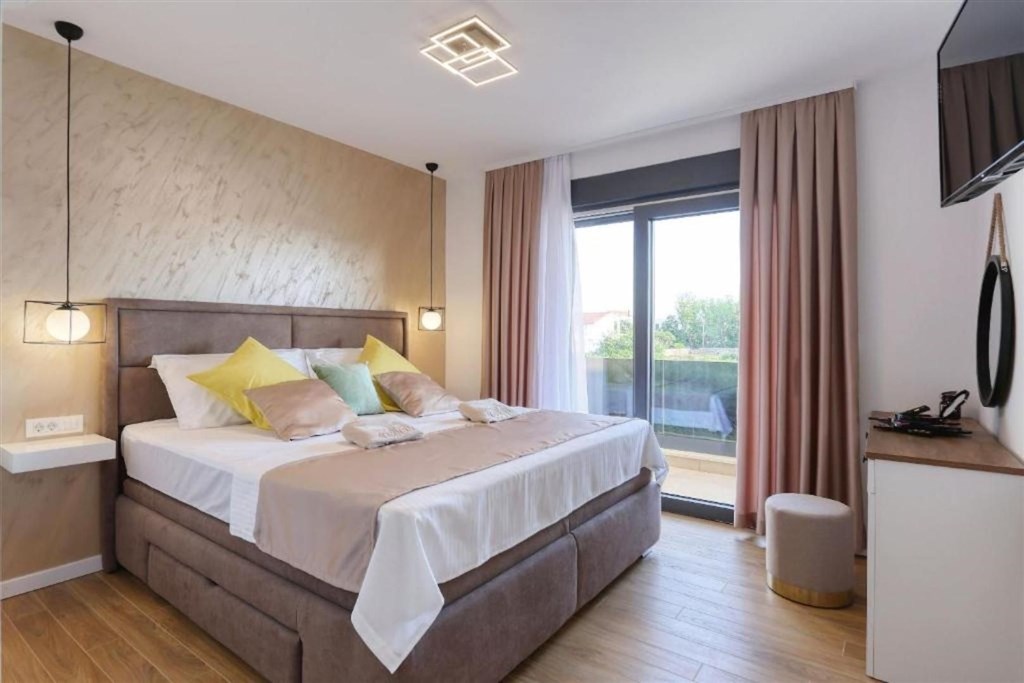 na-prodej-krasna-moderni-vila-s-bazenem-nin-chorvatsko