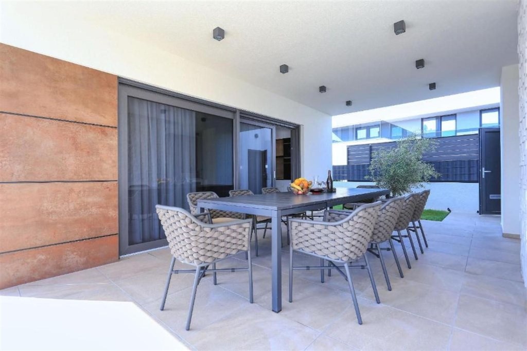 na-prodej-krasna-moderni-vila-s-bazenem-nin-chorvatsko