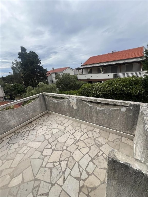 na-prodej-polovina-domu-se-3-apartmany-povljana-chorvatsko