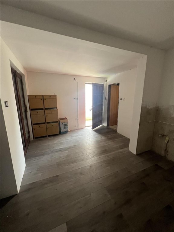 na-prodej-polovina-domu-se-3-apartmany-povljana-chorvatsko