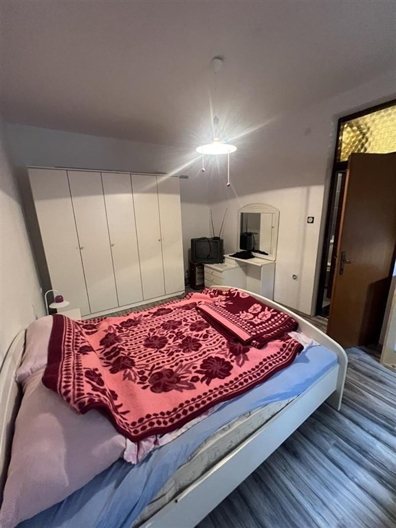 na-prodej-polovina-domu-se-3-apartmany-povljana-chorvatsko