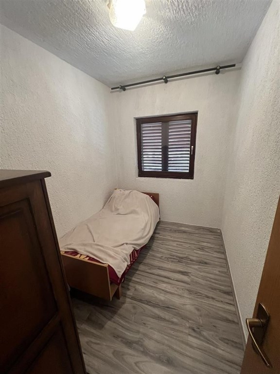 na-prodej-polovina-domu-se-3-apartmany-povljana-chorvatsko