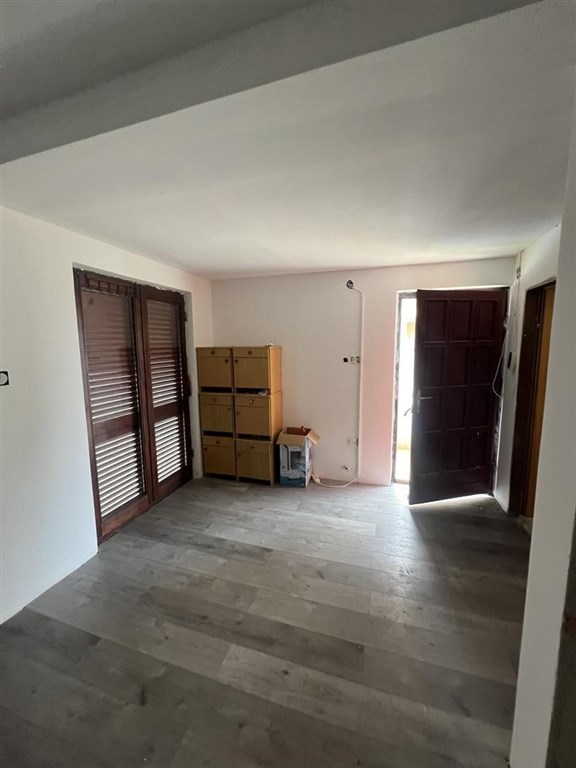 na-prodej-polovina-domu-se-3-apartmany-povljana-chorvatsko