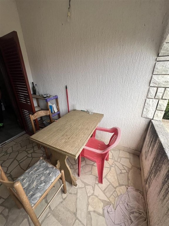 na-prodej-polovina-domu-se-3-apartmany-povljana-chorvatsko