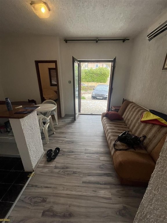 na-prodej-polovina-domu-se-3-apartmany-povljana-chorvatsko