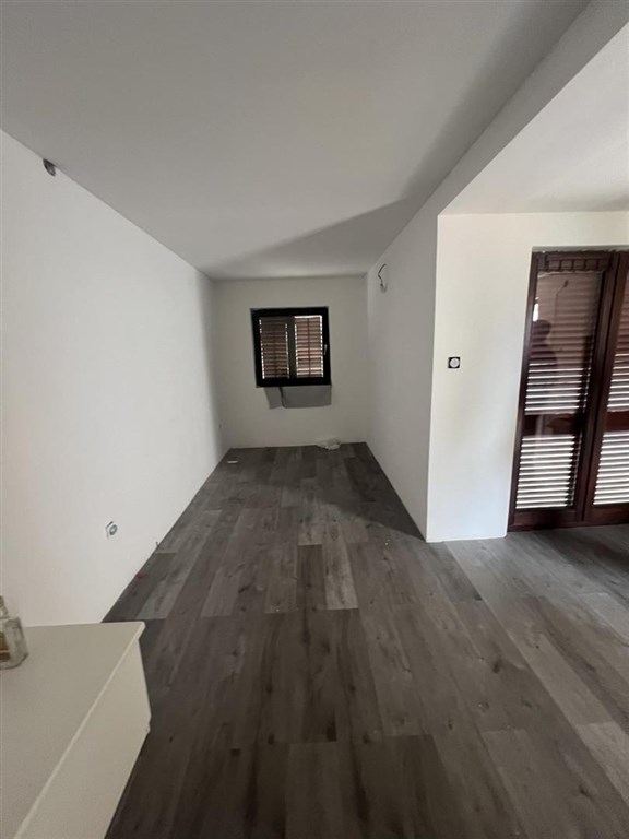 na-prodej-polovina-domu-se-3-apartmany-povljana-chorvatsko