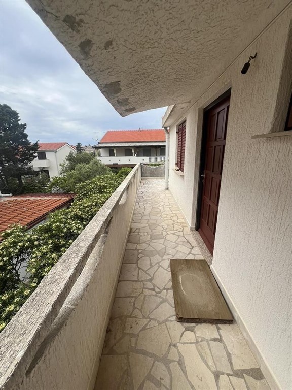 na-prodej-polovina-domu-se-3-apartmany-povljana-chorvatsko