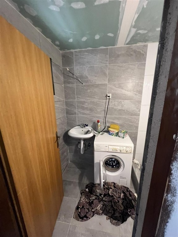 na-prodej-polovina-domu-se-3-apartmany-povljana-chorvatsko