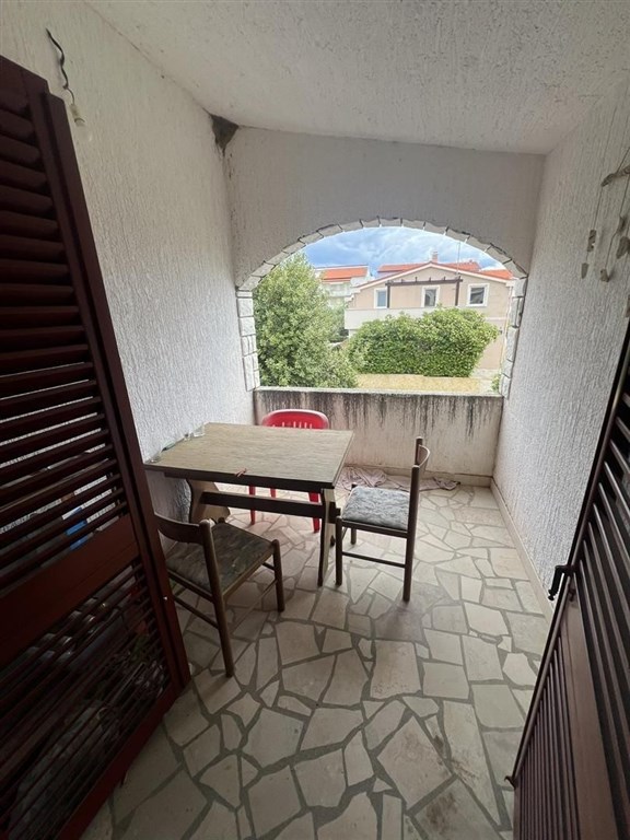 na-prodej-polovina-domu-se-3-apartmany-povljana-chorvatsko