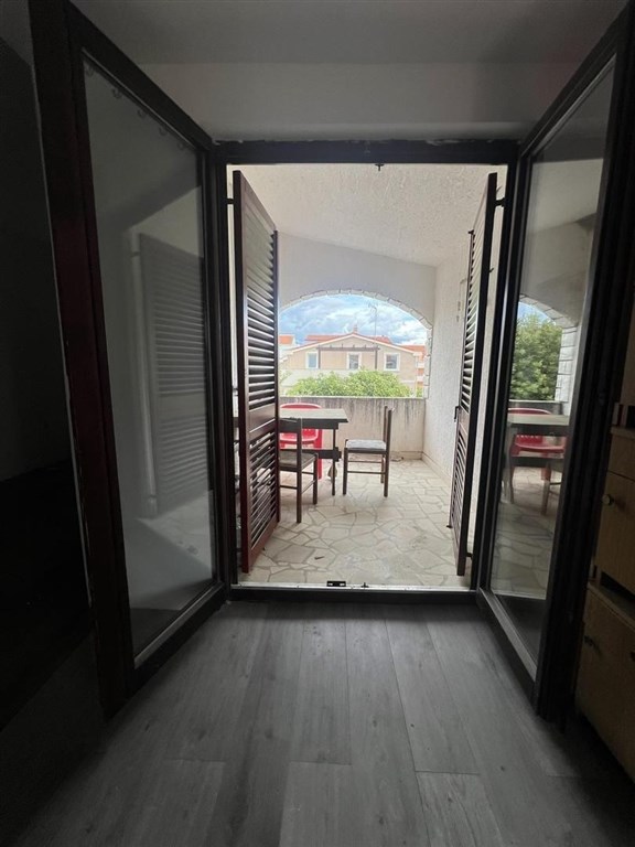 na-prodej-polovina-domu-se-3-apartmany-povljana-chorvatsko