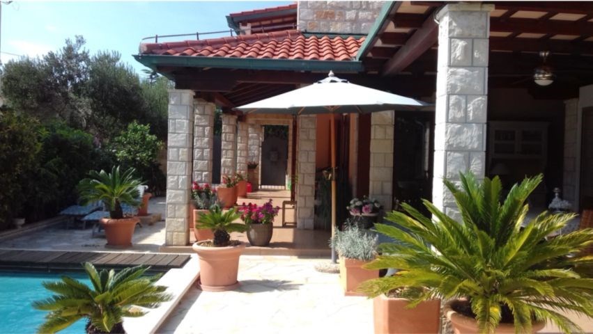 na-prodej-rodinna-vila-s-bazenem-pobliz-more-novalja-chorvatsko