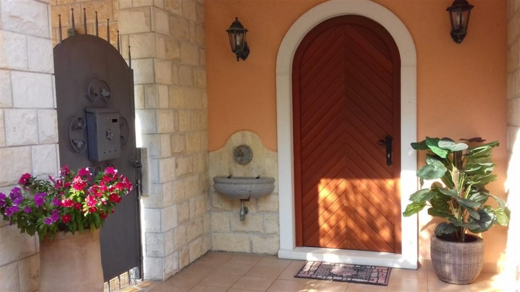 na-prodej-rodinna-vila-s-bazenem-pobliz-more-novalja-chorvatsko