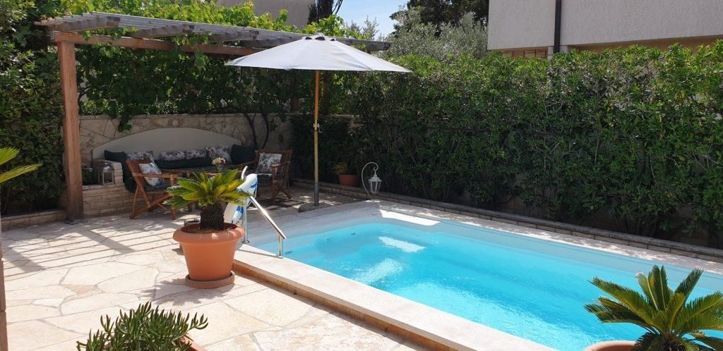 na-prodej-rodinna-vila-s-bazenem-pobliz-more-novalja-chorvatsko