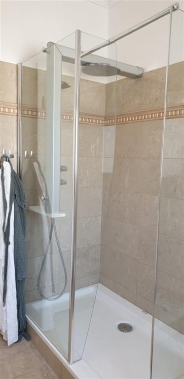 na-prodej-rodinna-vila-s-bazenem-pobliz-more-novalja-chorvatsko