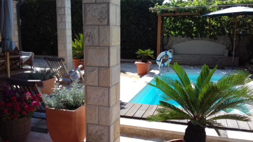 na-prodej-rodinna-vila-s-bazenem-pobliz-more-novalja-chorvatsko