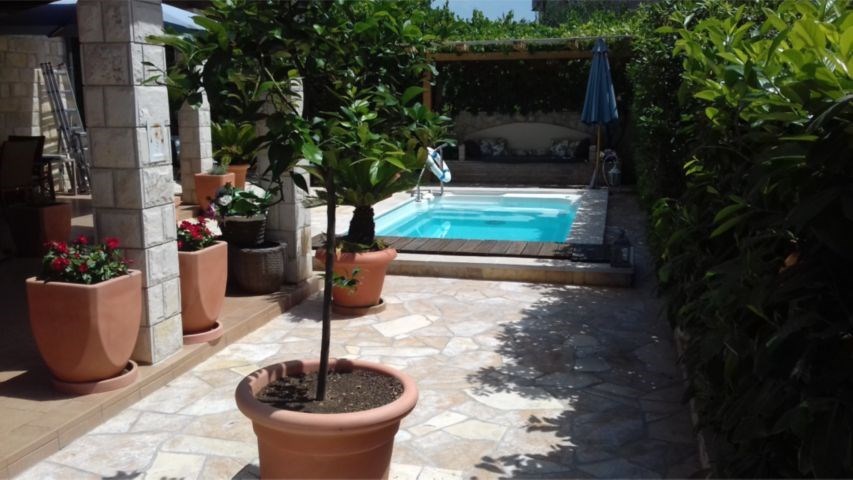 na-prodej-rodinna-vila-s-bazenem-pobliz-more-novalja-chorvatsko