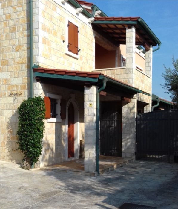 na-prodej-rodinna-vila-s-bazenem-pobliz-more-novalja-chorvatsko