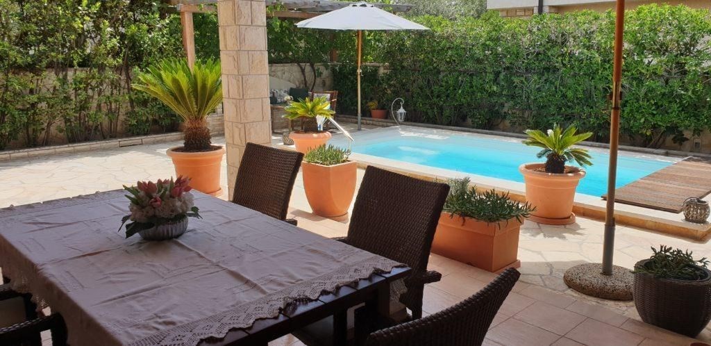 na-prodej-rodinna-vila-s-bazenem-pobliz-more-novalja-chorvatsko