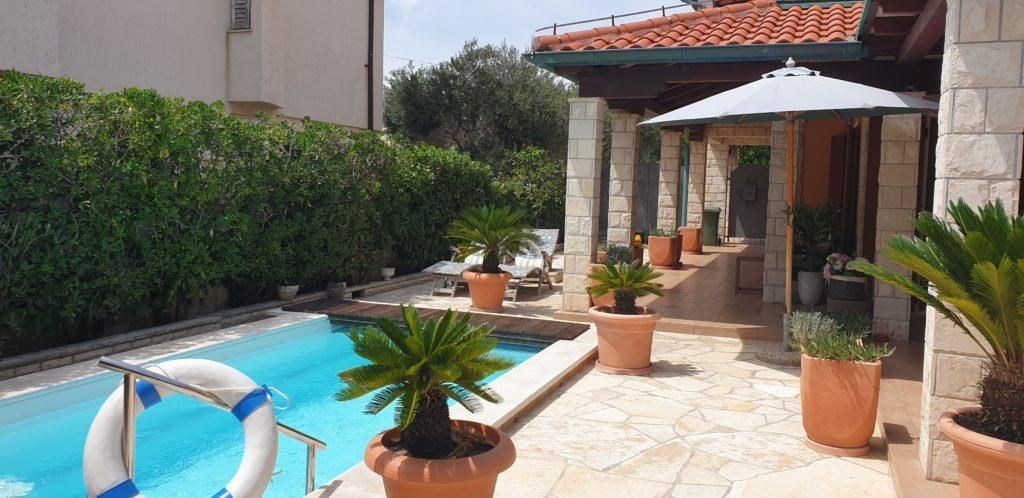 na-prodej-rodinna-vila-s-bazenem-pobliz-more-novalja-chorvatsko