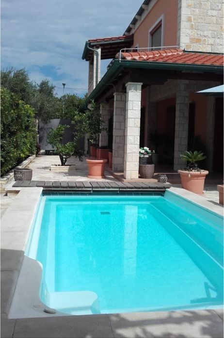 na-prodej-rodinna-vila-s-bazenem-pobliz-more-novalja-chorvatsko