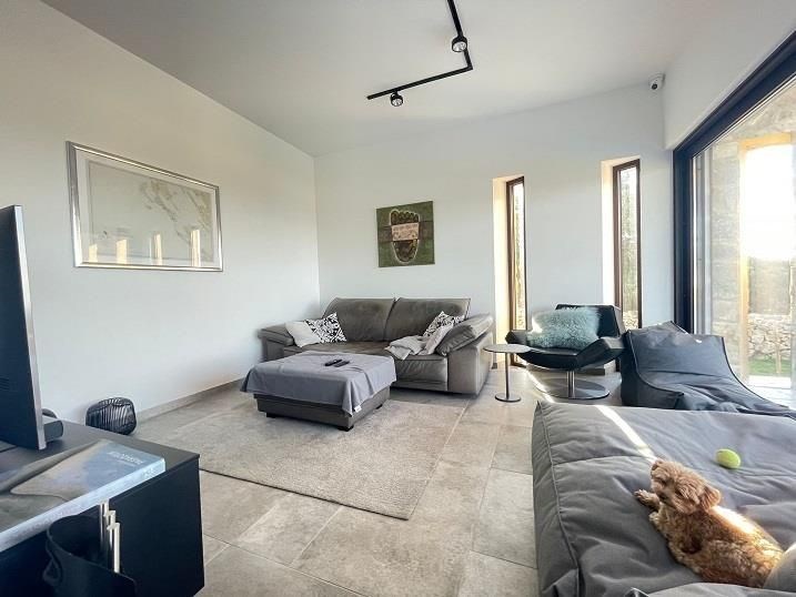 na-prodej-moderni-vila-s-bazenem-v-klidne-oblasti-pag-chorvatsko