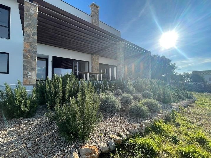 na-prodej-moderni-vila-s-bazenem-v-klidne-oblasti-pag-chorvatsko