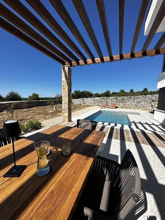 na-prodej-moderni-vila-s-bazenem-v-klidne-oblasti-pag-chorvatsko