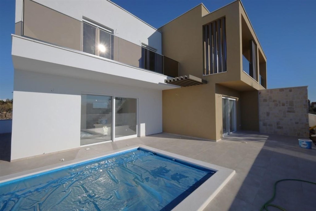 novy-atraktivni-dum-s-bazenem-blizko-more-srima-chorvatsko