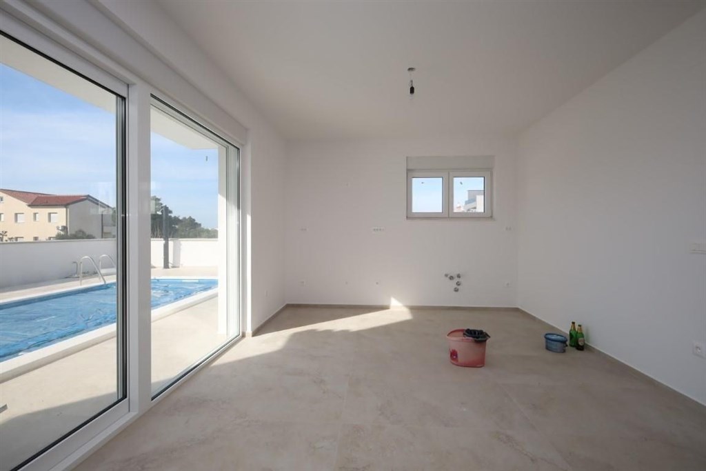 novy-atraktivni-dum-s-bazenem-blizko-more-srima-chorvatsko