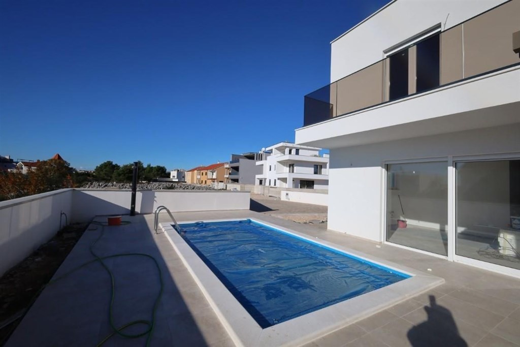 novy-atraktivni-dum-s-bazenem-blizko-more-srima-chorvatsko