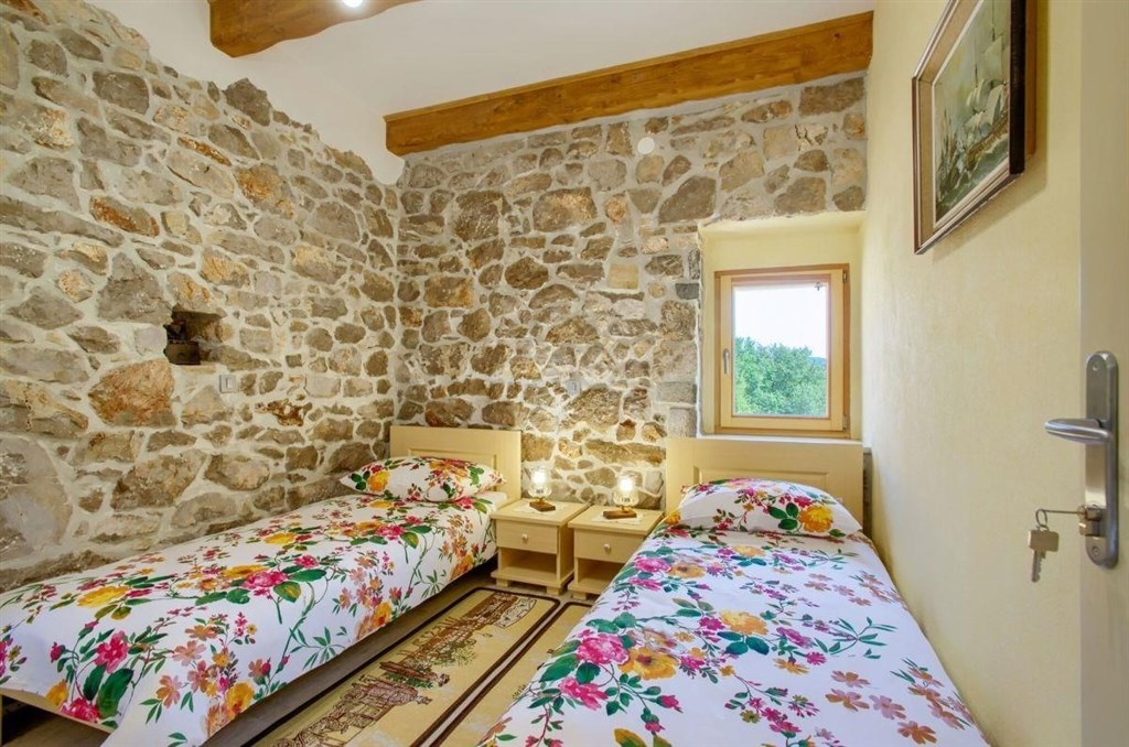 renovovana-kamenna-vila-s-bazenem-a-zahradou-krk-chorvatsko