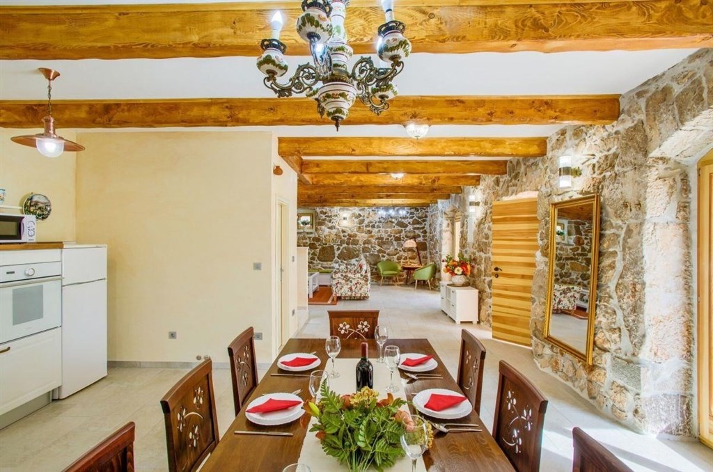 renovovana-kamenna-vila-s-bazenem-a-zahradou-krk-chorvatsko