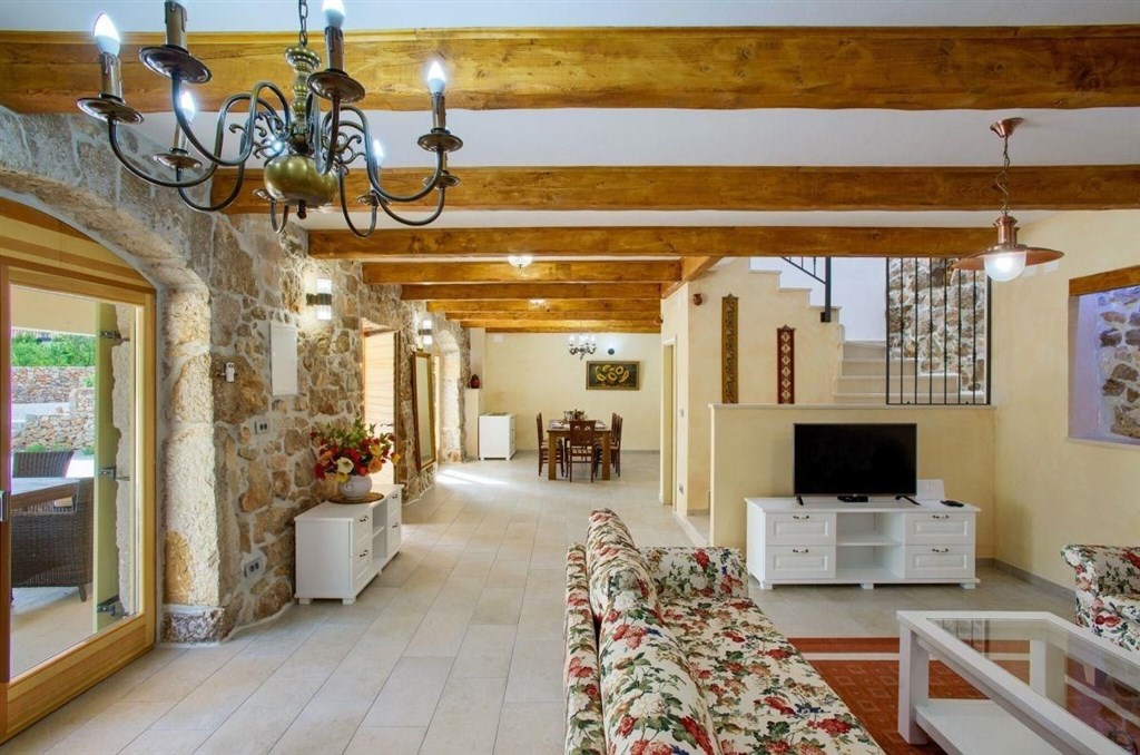 renovovana-kamenna-vila-s-bazenem-a-zahradou-krk-chorvatsko