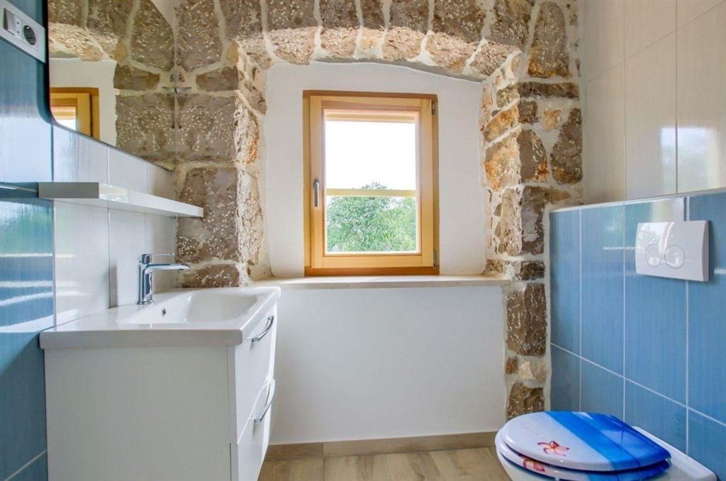 renovovana-kamenna-vila-s-bazenem-a-zahradou-krk-chorvatsko