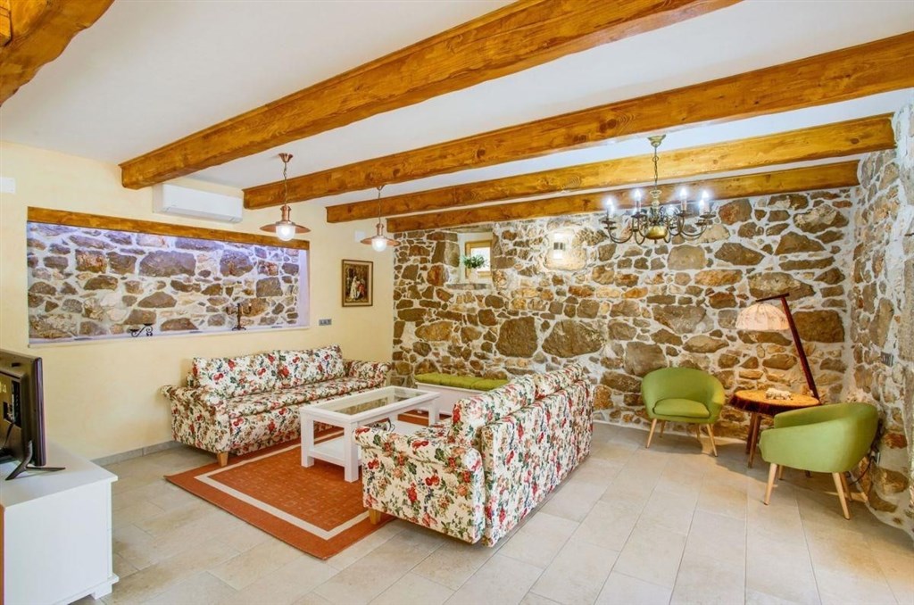 renovovana-kamenna-vila-s-bazenem-a-zahradou-krk-chorvatsko