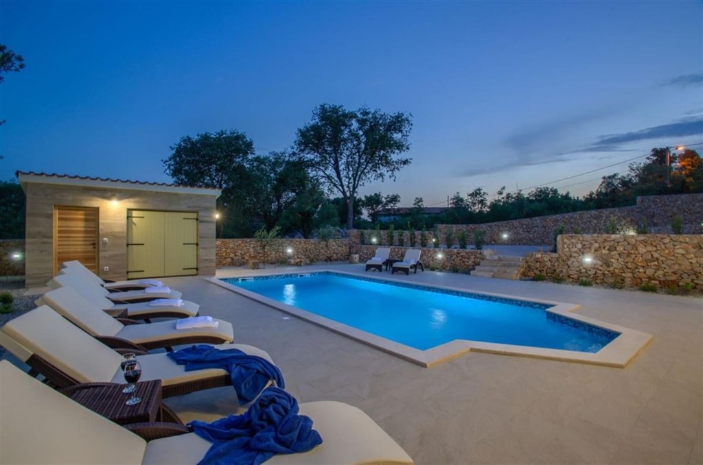 renovovana-kamenna-vila-s-bazenem-a-zahradou-krk-chorvatsko