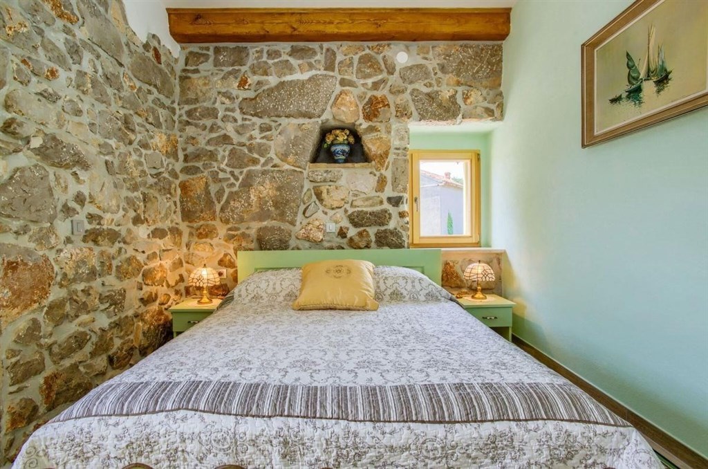 renovovana-kamenna-vila-s-bazenem-a-zahradou-krk-chorvatsko