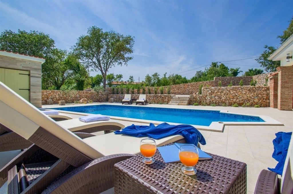 renovovana-kamenna-vila-s-bazenem-a-zahradou-krk-chorvatsko