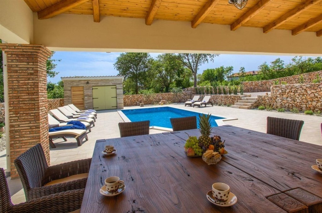 renovovana-kamenna-vila-s-bazenem-a-zahradou-krk-chorvatsko